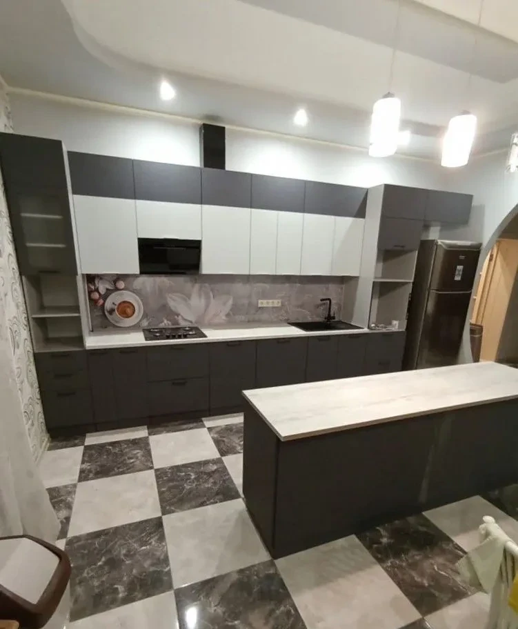 Кухня прямая с антресолями